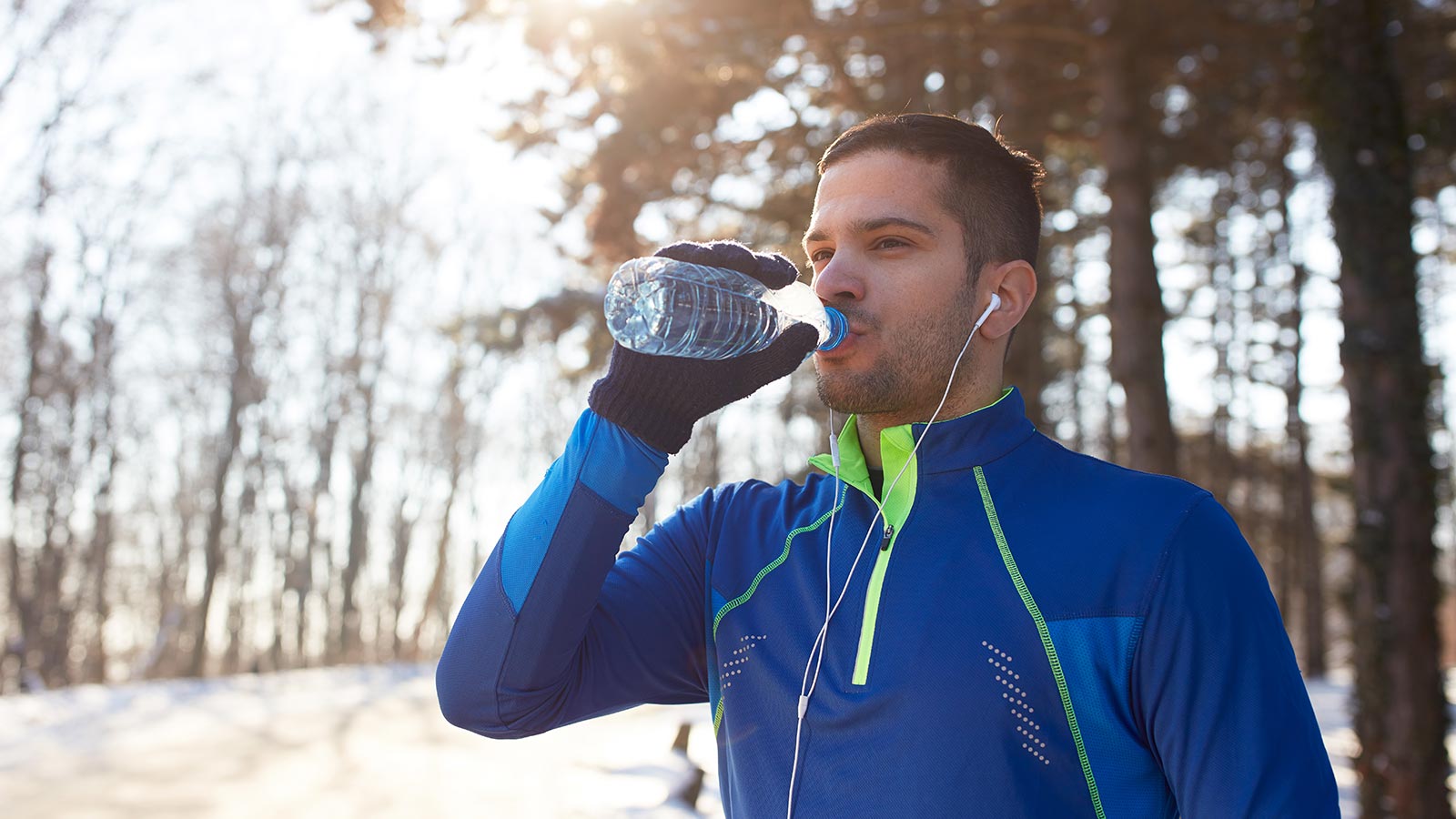 corredor bebiendo agua en invierno
